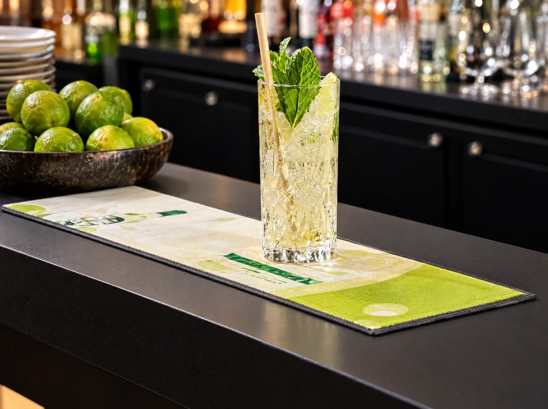 Illustration : Tapis de bar Premium blanc et vert sous un cocktail
