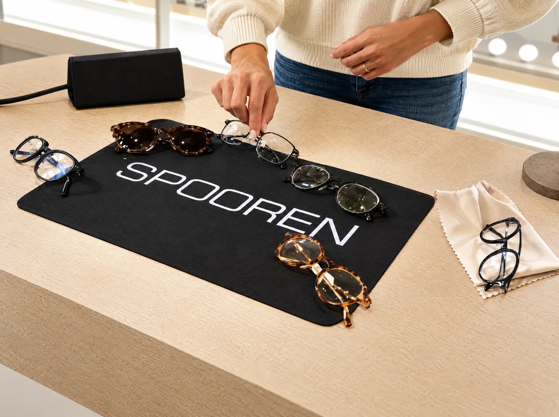 Illustration : Tapis de comptoir Standard noir utilisé pour présenter des lunettes