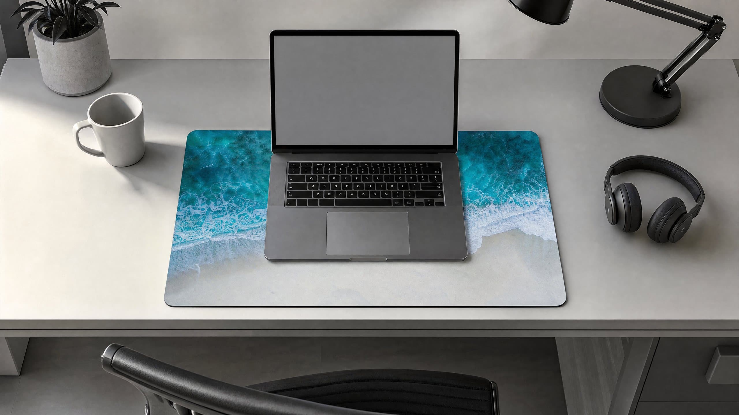 Tapis de souris imprimé d’une photo d’océan turquoise sous un ordinateur portable