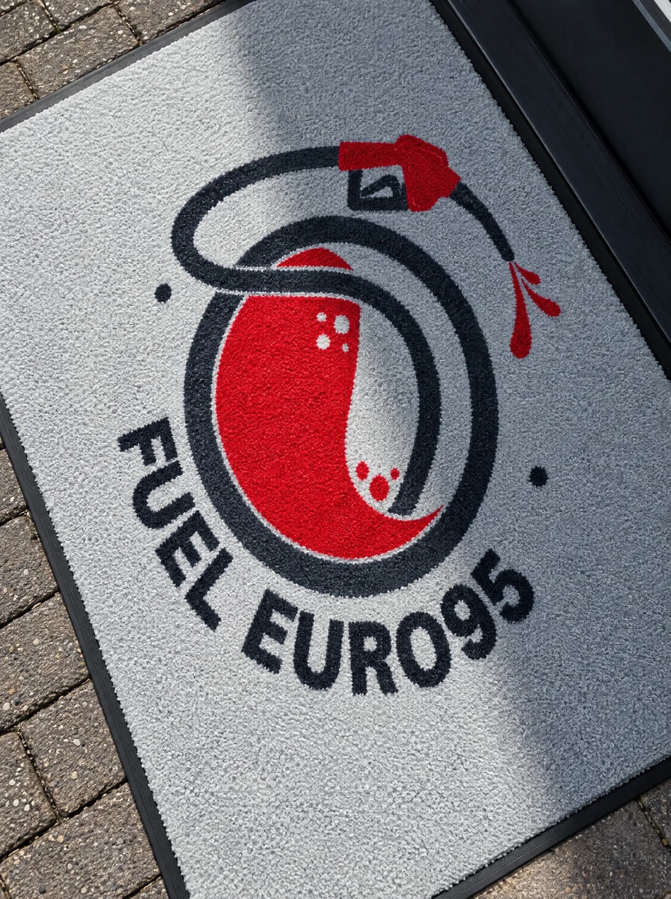 Illustration : Classic Impressions gris avec motif rouge et noir FUEL EURO95